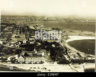 Dieses Luftbild des Hotels Del Coronado in San Diego zeigt die berühmte architektonische Schönheit des Wahrzeichens. Bekannt für sein historisches viktorianisches Design, ist das Hotel ein berühmtes Resort und Symbol der Geschichte von San Diego. Stockfoto