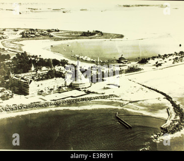 Blick aus der Vogelperspektive auf das berühmte Hotel Del Coronado in San Diego. Bekannt für seine historische viktorianische Architektur, ist das Hotel seit seiner Eröffnung im Jahr 1888 ein berühmtes Wahrzeichen. Stockfoto