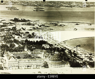 Luftaufnahme des berühmten Hotels del Coronado in San Diego, das seine berühmte viktorianische Architektur zeigt. Das Hotel, ein nationales historisches Wahrzeichen, ist seit 1888 ein wichtiger Teil der Skyline von San Diego. Stockfoto