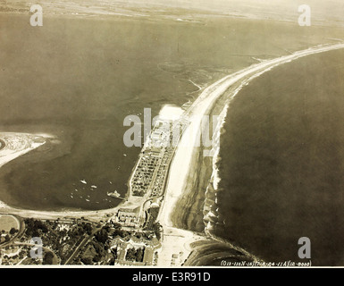 Dieses Luftbild zeigt die malerische Landschaft von Coronado in der Gegend von San Diego. Coronado ist bekannt für seine Strände, das berühmte Hotel del Coronado und seine Nähe zum US Navy-Stützpunkt, was es zu einer bedeutenden Lage in Südkalifornien macht. Stockfoto