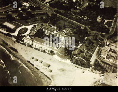 Das Hotel del Coronado, ein historisches Hotel in San Diego, aus der Vogelperspektive. Bekannt für seine viktorianische Architektur, ist es seit seiner Eröffnung im Jahr 1888 ein Wahrzeichen mit Blick auf den Pazifischen Ozean. Stockfoto