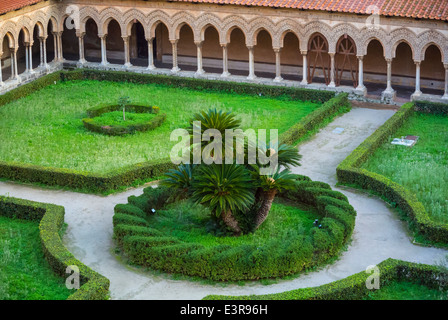 Ein Innenhof mit Klostern der Kathedrale von Monreale (Italienisch: Cattedrale di Santa Maria Nuova di Monreale; Duomo di Monreale), Monreale Sizilien Italien Stockfoto