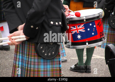 Stirling, Schottland. 27. Juni 2014. Treffen der Clans.  Schottischen Clans marschieren durch die Stadt hinter mehr als 1.000 Pfeifer. Bildnachweis: ALAN OLIVER/Alamy Live-Nachrichten Stockfoto