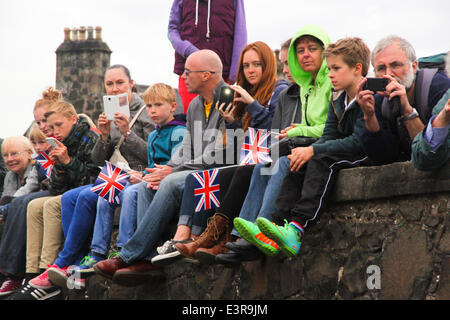 Stirling, Schottland. 27. Juni 2014. Treffen der Clans.  Schottischen Clans marschieren durch die Stadt hinter mehr als 1.000 Pfeifer. Zuschauer säumen die Strecke Credit: ALAN OLIVER/Alamy Live News Stockfoto