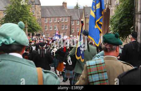 Stirling, Schottland. 27. Juni 2014. Treffen der Clans.  Schottischen Clans marschieren durch die Stadt hinter mehr als 1.000 Pfeifer. Die März-Prozesse nach unten Baker Street Credit: ALAN OLIVER/Alamy Live News Stockfoto