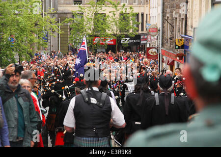 Stirling, Schottland. 27. Juni 2014. Treffen der Clans.  Schottischen Clans marschieren durch die Stadt hinter mehr als 1.000 Pfeifer. Die März-Prozesse nach unten Baker Street Credit: ALAN OLIVER/Alamy Live News Stockfoto