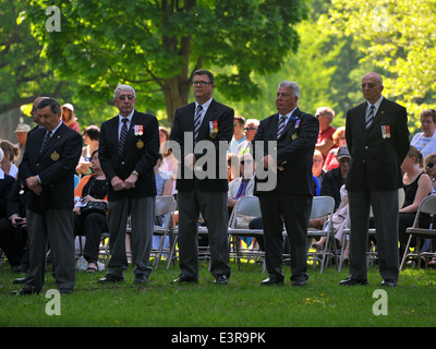 Politiker, besuchen Mitglieder der Öffentlichkeit, Veteranen und militärisches Personal servieren eine Zeremonie zum 70. Jahrestag des d-Day. Stockfoto