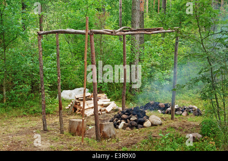 Reisen Sie Bad-Sauna im Wald in der Nähe Fluss. Stockfoto