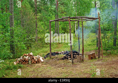 Reisen Sie Bad-Sauna im Wald in der Nähe Fluss. Stockfoto