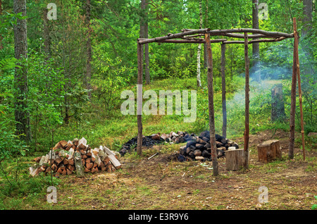 Reisen Sie Bad-Sauna im Wald in der Nähe Fluss. Stockfoto