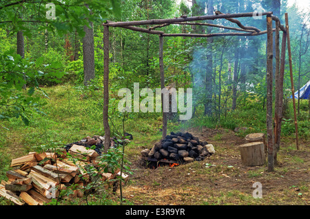 Reisen Sie Bad-Sauna im Wald in der Nähe Fluss. Stockfoto