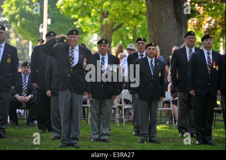 Politiker, besuchen Mitglieder der Öffentlichkeit, Veteranen und militärisches Personal servieren eine Zeremonie zum 70. Jahrestag des d-Day. Stockfoto