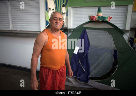 Rio De Janeiro, Brasilien. 27. Juni 2014. Emilio Trujillo, ein Fußball-Fan aus Mexiko, posiert für ein Foto vor seinem Zelt im Sambodromo, in Rio De Janeiro, Brasilien, 27. Juni 2014. Die Welt berühmten Sambodromo, wo die berühmten Samba Parade der jährliche Karneval statt, wurden zugeteilt an die Unterstützer und Fans der verschiedenen Teams, vor allem aus Argentinien und Chile, als eine improvisierte CP, kündigen ihren Zelten an Stränden Copacabana und Ipanema. © Guillermo Arias/Xinhua/Alamy Live-Nachrichten Stockfoto