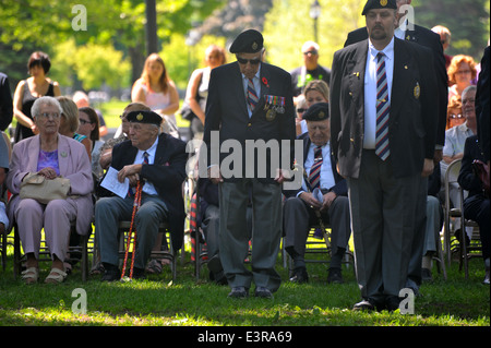 Politiker, besuchen Mitglieder der Öffentlichkeit, Veteranen und militärisches Personal servieren eine Zeremonie zum 70. Jahrestag des d-Day. Stockfoto