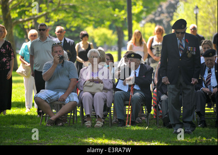 Politiker, besuchen Mitglieder der Öffentlichkeit, Veteranen und militärisches Personal servieren eine Zeremonie zum 70. Jahrestag des d-Day. Stockfoto