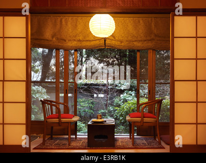 Lizenz verfügbar bei MaximImages.com traditionelle japanische Zimmer mit Innenausstattung und Gartenblick in einem Ryokan in Kyoto, Japan. Stockfoto