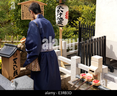 Junge Japaner in Kimono nach Ritual Jishu-Jinja Matchmaking Schrein, Schrein, der Gott der Liebe und Ehe, Kyoto Stockfoto