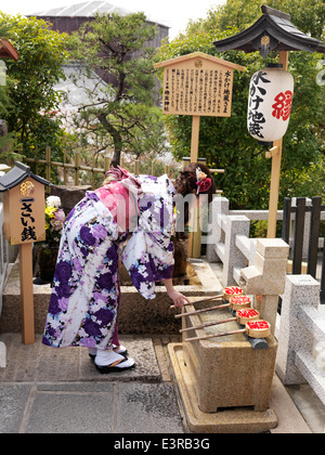 Junge Japanerin Kimono nach Ritual Jishu-Jinja Matchmaking Schrein, Schrein, der Gott der Liebe und Ehe Stockfoto