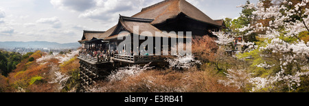 Otowa-San buddhistischen Kiyomizu-Dera Tempel während der Kirschblüte im Frühjahr 2014 in Higashiyama, Kyoto, Japan. Panorama. Stockfoto