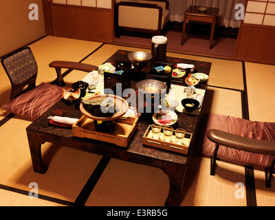 Abendessen auf einem Tisch in einem traditionellen japanischen Ryokan-Hotelzimmer in Gero, Gifu, Japan. Stockfoto