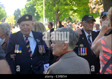 Politiker, besuchen Mitglieder der Öffentlichkeit, Veteranen und militärisches Personal servieren eine Zeremonie zum 70. Jahrestag des d-Day. Stockfoto