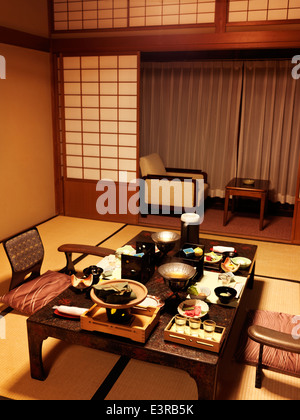 Abendessen auf einem Tisch in einem traditionellen japanischen Ryokan-Hotelzimmer in Gero, Gifu, Japan. Stockfoto