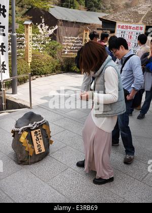 Junge Japanerin gehen mit geschlossenen Augen in Richtung der Liebe Felsen, nach einem Ritual am Jishu-Jinja Matchmaking Schrein, Kyoto Stockfoto