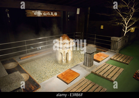 Onsen-Open-Air-Sprudel-Fußbad in einem Ryokan Hotel in Gero, Japan Stockfoto