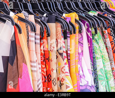 Bunten Stofftexturen für einen Hintergrund hängen. Stockfoto