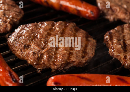 Leckere Hamburger und Hot Dogs auf dem Grill Stockfoto