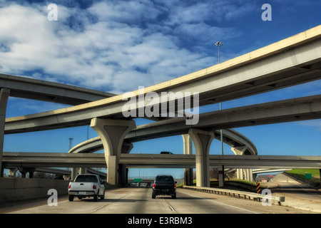 Unterwegs auf der Interstate i-20 unter einer Straßenüberführung in Shreveport, Louisiana los. Stockfoto