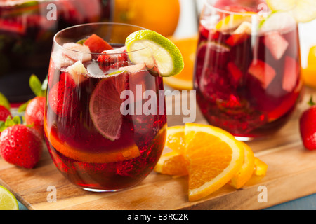 Hausgemachte leckere rote Sangria mit Limetten Orangen und Äpfel Stockfoto