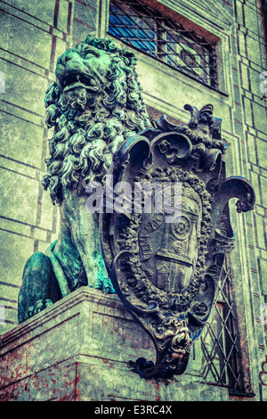 Vintage Retro-Hipster Stil reisen Bild der Bayerischen Löwen-Statue im Münchner Alte Residenz Palace in Odeonsplatz mit Textur Stockfoto