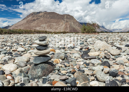 Zen ausgewogene Steinen Stapel im Himalaya-Gebirge. Nubra Tal, Ladakh, Jammu und Kaschmir, Indien Stockfoto
