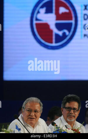 Punta Cana, Dominikanische Republik. 27. Juni 2014. El Salvadors Präsident Salvador Sanchez Ceren (L) besucht die SICA (zentralamerikanischen Integrationssystem) Gipfel in Puna Cana, Dominikanische Republik, am 27. Juni 2014. Regierungschefs der acht SICA Mitgliedsländer trafen sich in Punta Cana für den Gipfel. © Roberto Guzman/Xinhua/Alamy Live-Nachrichten Stockfoto
