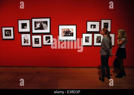 Frankfurt am Main, Deutschland. 27. Mai 2014. Menschen besuchen die "PAPARAZZI! FOTOGRAFEN, STARS UND KUNSTLER "Foto-Ausstellung Kunsthalle Schirn Kunsthalle in Frankfurt, Deutschland, am 27. Mai 2014. Die Ausstellung wurde am Freitag eröffnet und würde dauert bis Okt. 12. © Luo Huanhuan/Xinhua/Alamy Live-Nachrichten Stockfoto