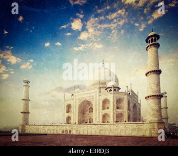 Vintage Retro-Hipster Stil reisen Bild des Taj Mahal auf Sonnenaufgang. Indischen Symbol - Indien Reisen Hintergrund mit Grunge Texturen Stockfoto