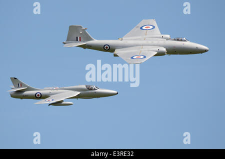 Canberra und Hunter fliegen im blauen Himmel. Hawker Hunter und English Electric Canberra Vintage Flugzeuge der Midair Squadron Stockfoto