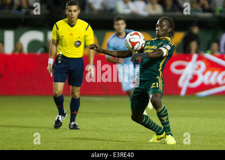 Portland, Oregon, USA. 27. Juni 2014.  Portlands DIEGO CHARA (21) fängt den Ball. Die Portland Timbers FC Sporting Kansas City in Providence Park auf 27. Juni 2014 gehostet. Bildnachweis: David Blair/ZUMA Wire/ZUMAPRESS.com/Alamy Live-Nachrichten Stockfoto
