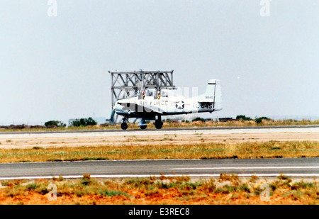Bild aus der Charles M. Daniels Collection mit einem nordamerikanischen T-28A Trojaner, einem Trainer der US Air Force und Navy. Stockfoto