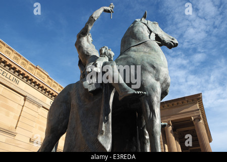 Gilbert Bayes' The Offerings of Peace (1923), eine von zwei Bronzestatuen des Reitsports vor der Art Gallery of New South Wales, Sydney, Australien Stockfoto