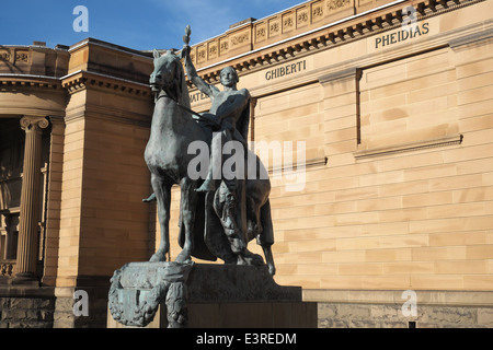 Gilbert Bayes' The Offerings of Peace (1923), eine von zwei Bronzestatuen des Reitsports vor der Art Gallery of New South Wales, Sydney, Australien Stockfoto