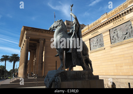 Gilbert Bayes' The Offerings of war (1923), eine von zwei Bronzestatuen des Reitsports vor der Art Gallery of New South Wales, Sydney, Australien Stockfoto