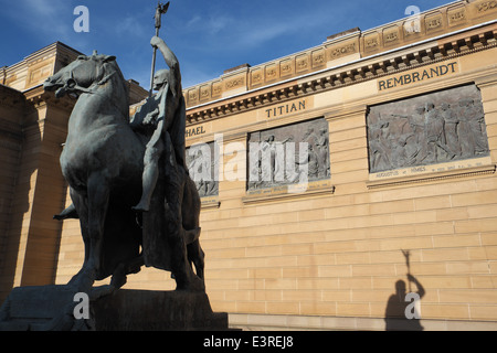 Gilbert Bayes' The Offerings of war (1923), eine von zwei Bronzestatuen des Reitsports vor der Art Gallery of New South Wales, Sydney, Australien Stockfoto