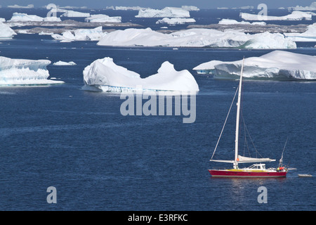 Segelyacht in antarktischen Gewässern zwischen schönen Eisbergen Stockfoto