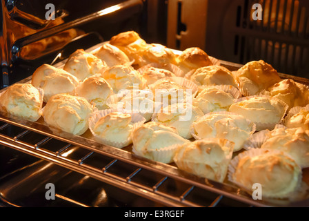 Mini-Muffins Backen im Ofen Stockfoto