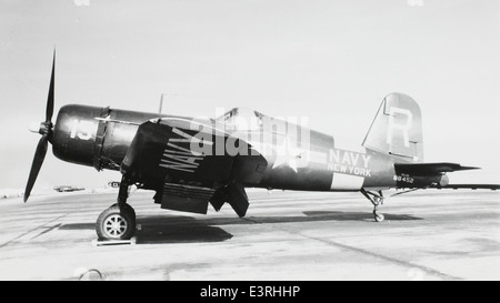 Dieses Bild aus der Charles M. Daniels Collection zeigt die Chance Vought F4U Corsair, einen legendären Marinekämpfer aus dem Zweiten Weltkrieg, angetrieben von der Pratt & Whitney R-2800 Double Wasp Engine. Verschiedene Modelle, wie die F4U-1D und die von Goodyear gebaute FG-1 Corsair, waren während des Konflikts für die Marineflugzeuge von entscheidender Bedeutung. Das Flugzeug spielte eine wichtige Rolle im Pazifik-Theater, bekannt für seine Robustheit und starke Leistung. Stockfoto