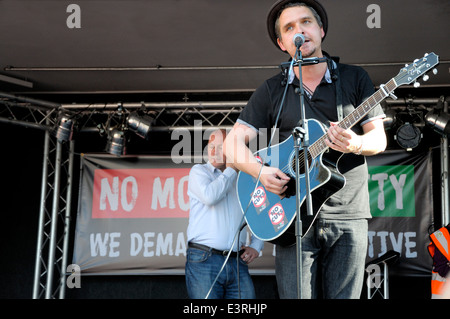 Sean Taylor - Sänger / Songwriter, erklingt in Parliament Square in des Volkes Versammlung Demonstration, 2014 Stockfoto