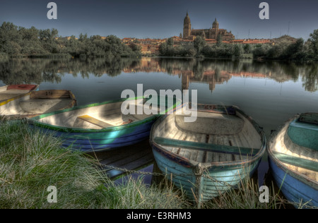 Dock der Rawboats am Fluss Tormes, vor der Kathedrale von Salamanca Salamanca Stockfoto