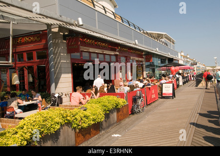 Cafe Rouge Brighton Marina französisches Restaurant Restaurants Kette Open-Air im Freien Essen außerhalb Kultur Menschen Stil Frankreich f Stockfoto